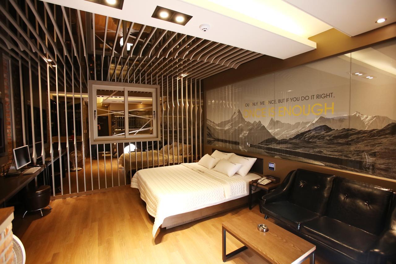 Hotel Yolo Chongnae-dong Exterior foto