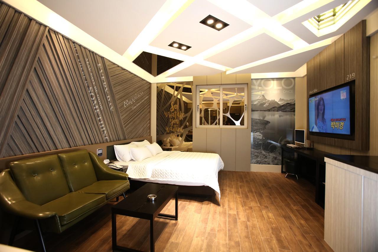 Hotel Yolo Chongnae-dong Exterior foto